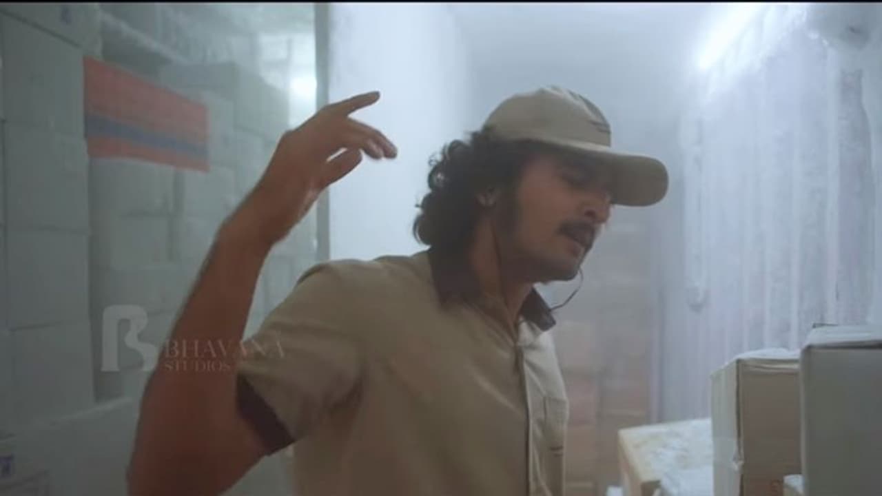 ചെമ്മീന് കമ്പനിയില് ഹെഡ്സെറ്റ് വെച്ചുള്ള 'പൊളി'; 'കുമ്പളങ്ങി'യില് ഷെയിന് ഗംഭീരമാക്കിയ രംഗം ചെമ്മീന് കമ്പനിയില് ഹെഡ്സെറ്റ് വെച്ചുള്ള 'പൊളി'; 'കുമ്പളങ്ങി'യില് ഷെയിന് ഗംഭീരമാക്കിയ രംഗം