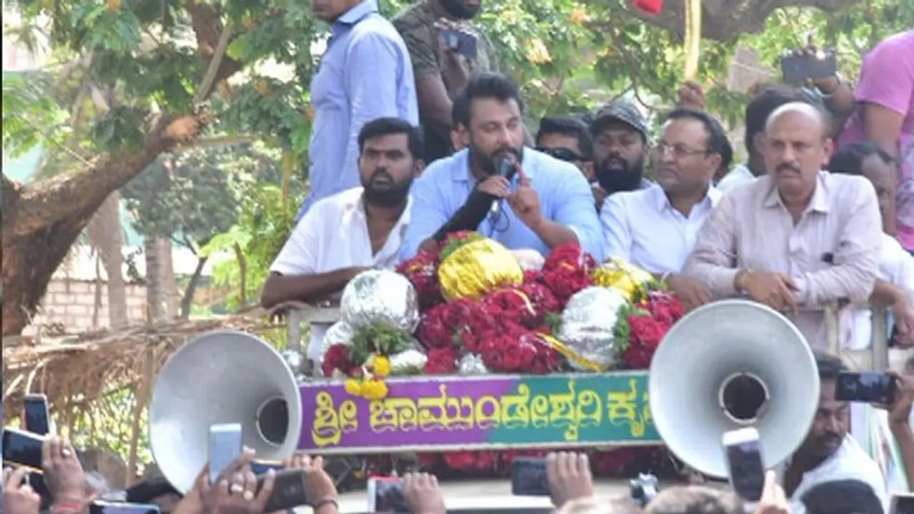 ದರ್ಶನ್​ ಕಾರ್​​ ಮೇಲೆ ಕಲ್ಲು ತೂರಾಟ, ಲಾಠಿ ಬೀಸಿದ ಪೊಲೀಸ್ರು..!