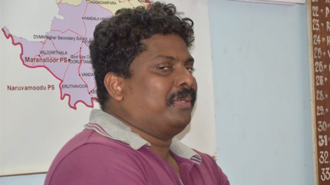 പെൺകുട്ടിക്ക് നേരെ അതിക്രമം നടത്തിയ പൊലീസുകാരനെ നാട്ടുകാർ പിടികൂടി പൊലീസിൽ ഏൽപ്പിച്ചു പെൺകുട്ടിക്ക് നേരെ അതിക്രമം നടത്തിയ പൊലീസുകാരനെ നാട്ടുകാർ പിടികൂടി പൊലീസിൽ ഏൽപ്പിച്ചു