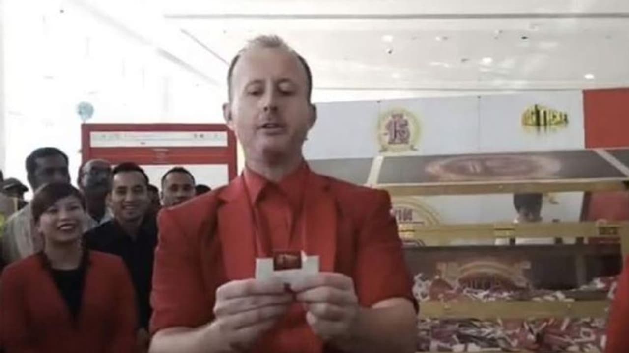 ഒരു കോടി ദിര്ഹം സമ്മാനം നേടിയ ഇന്ത്യക്കാരനെ കണ്ടെത്താനായില്ല; സഹായം തേടി അബുദാബി ഡ്യൂട്ടി ഫ്രീ അധികൃതര് ഒരു കോടി ദിര്ഹം സമ്മാനം നേടിയ ഇന്ത്യക്കാരനെ കണ്ടെത്താനായില്ല; സഹായം തേടി അബുദാബി ഡ്യൂട്ടി ഫ്രീ അധികൃതര്