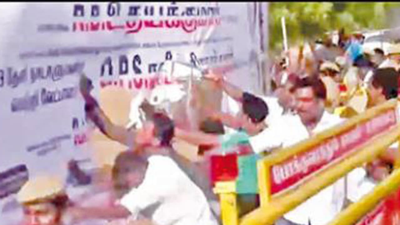 இப்பவே இப்படினின்னா … இனி தேர்தல் நெருக்கிருச்சுன்னா என்ன ஆகப்போகுதோ ? இது உசிலம்பட்டி கலாட்டா !! இப்பவே இப்படினின்னா … இனி தேர்தல் நெருக்கிருச்சுன்னா என்ன ஆகப்போகுதோ ? இது உசிலம்பட்டி கலாட்டா !!