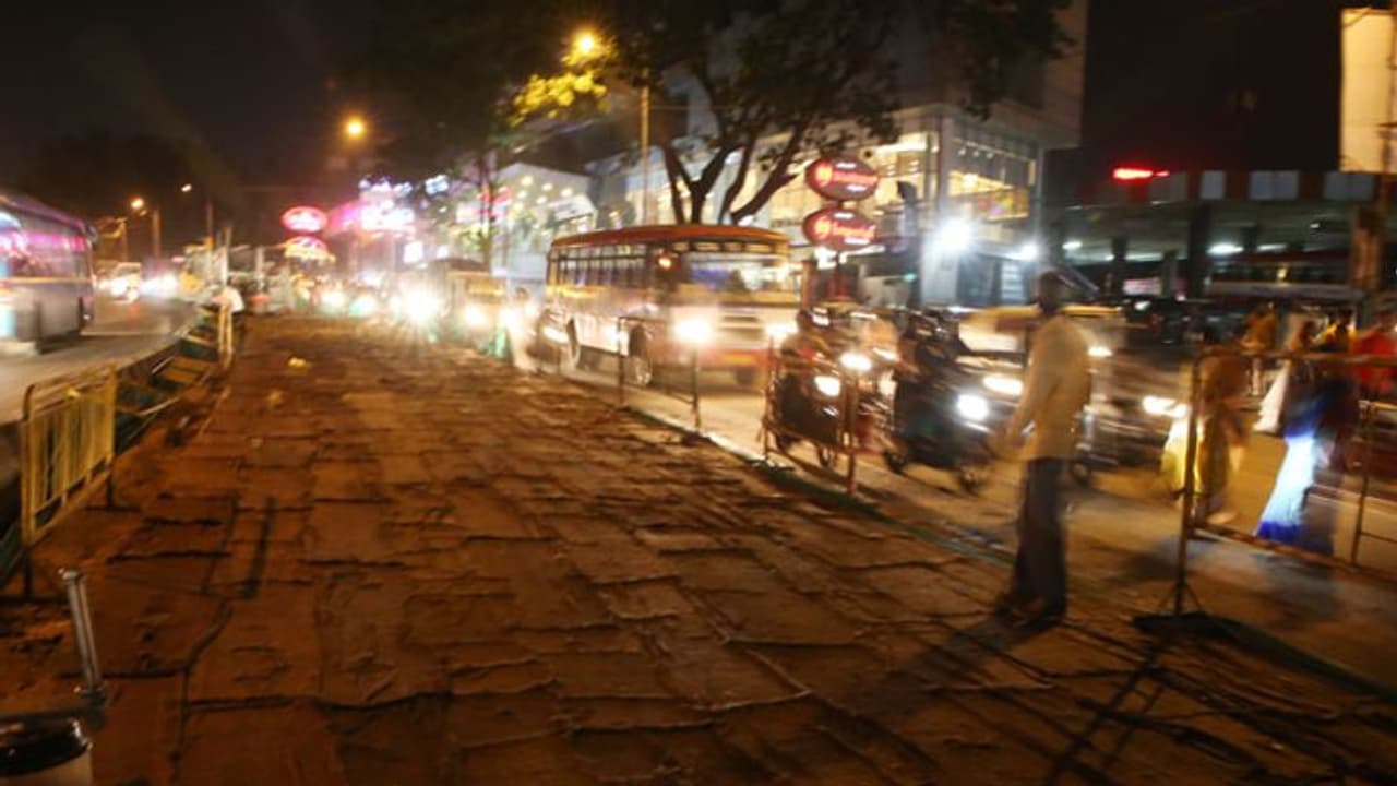 ಮೈಸೂರು ರಸ್ತೆಯಲ್ಲಿ ಏಕಾಏಕಿ ವೈಟ್ ಟಾಪಿಂಗ್ ಮೈಸೂರು ರಸ್ತೆಯಲ್ಲಿ ಏಕಾಏಕಿ ವೈಟ್ ಟಾಪಿಂಗ್