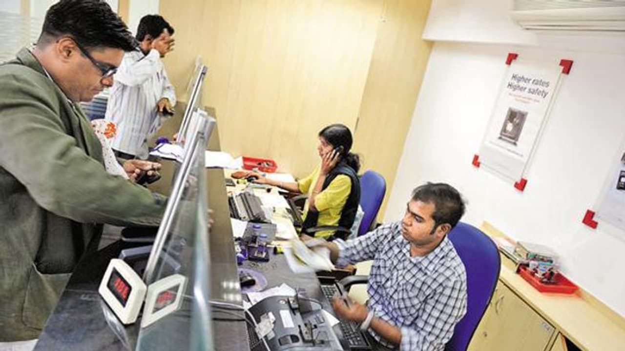 ఆర్బీఐ ఓకే.. బట్ బ్యాంకులు ‘నై’: లోతైన చర్చకు సెంట్రల్ బ్యాంక్ ఆర్బీఐ ఓకే.. బట్ బ్యాంకులు ‘నై’: లోతైన చర్చకు సెంట్రల్ బ్యాంక్