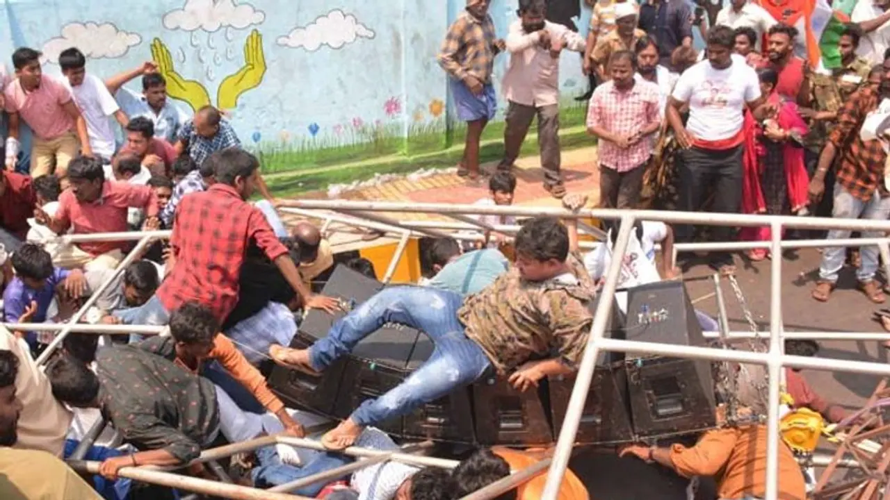 విశాఖ పవన్ కల్యాణ్ బహిరంగసభలో అపశృతి విశాఖ పవన్ కల్యాణ్ బహిరంగసభలో అపశృతి