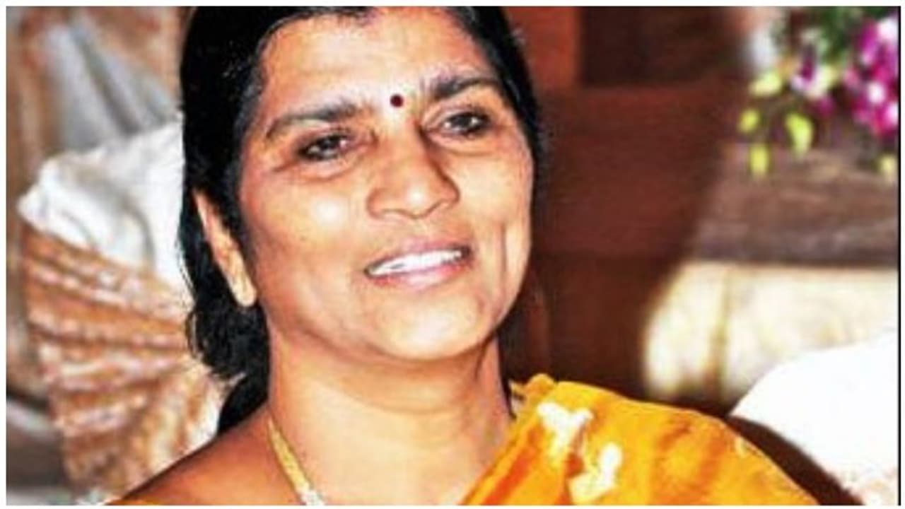 చంద్ర‌బాబు భార్య కూడా వ‌జ్రాలు, వ‌డ్డాణాలు అడిగారా ? ఎర్ర‌బెల్లి ద‌యాక‌రావును ప్ర‌శ్నించిన ల‌క్ష్మి పార్వ‌తి