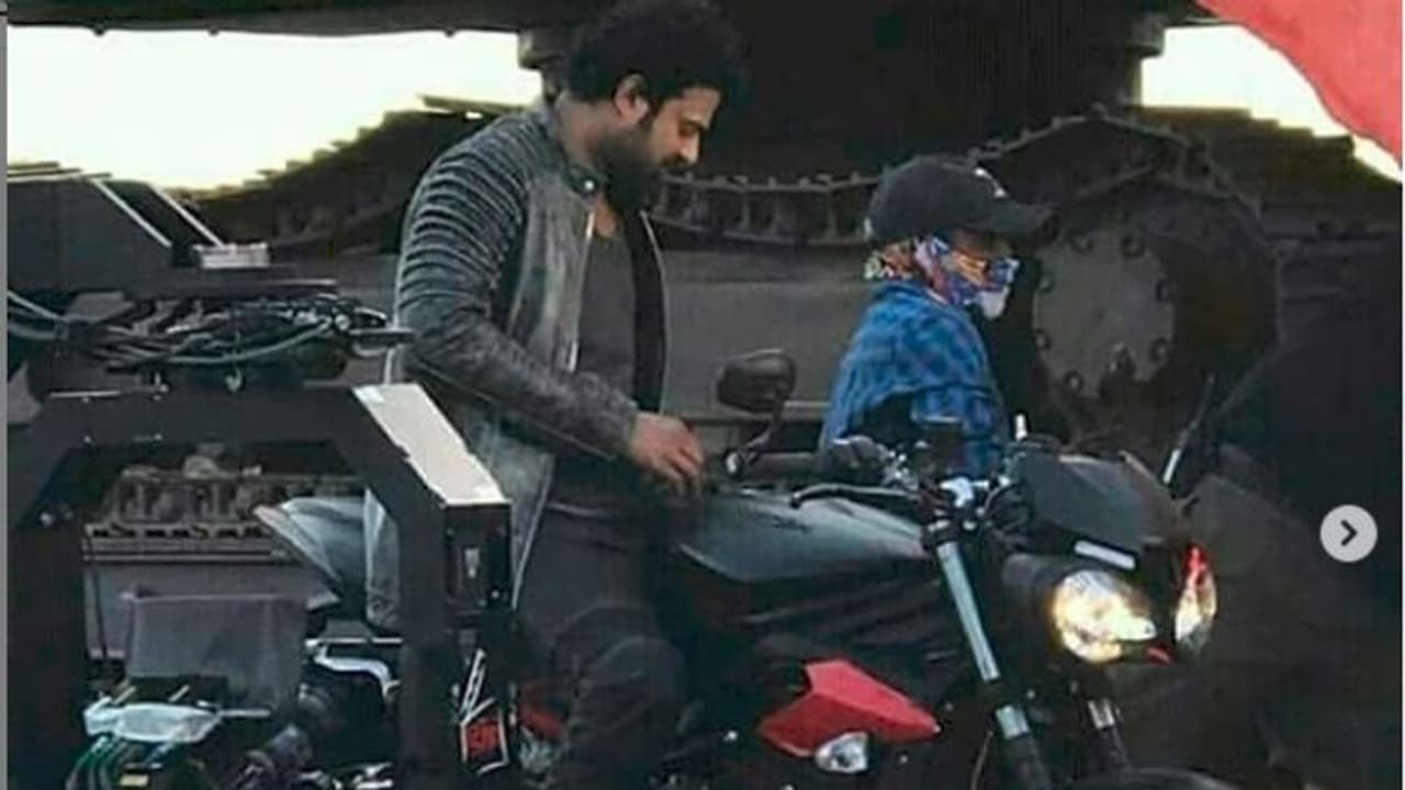 ಸಾಹೋ ಚಿತ್ರಕ್ಕಾಗಿ 10 ಲಕ್ಷ ರೂ. ಬೈಕ್ ಬಳಸಿದ ಬಾಹುಬಲಿ ಪ್ರಭಾಸ್! ಸಾಹೋ ಚಿತ್ರಕ್ಕಾಗಿ 10 ಲಕ್ಷ ರೂ. ಬೈಕ್ ಬಳಸಿದ ಬಾಹುಬಲಿ ಪ್ರಭಾಸ್!