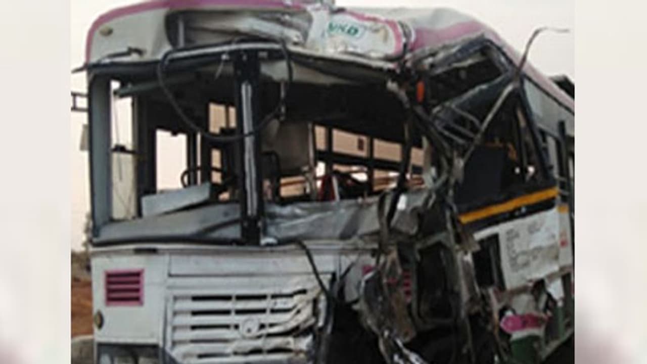 శుభకార్యానికి వెళ్లివస్తుండగా ప్రమాదం....40మందికి తీవ్ర గాయాలు శుభకార్యానికి వెళ్లివస్తుండగా ప్రమాదం....40మందికి తీవ్ర గాయాలు