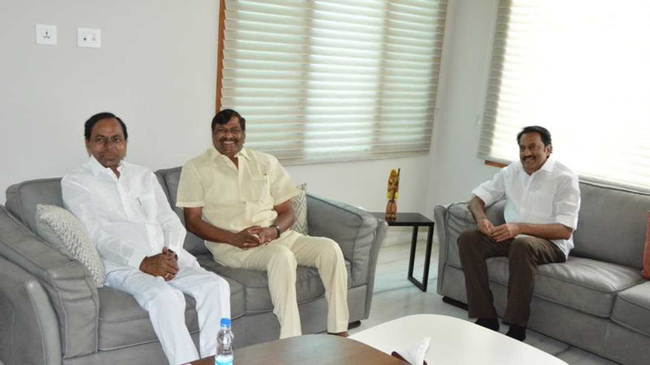 టీఆర్ఎస్లో చేరుతా: కేసీఆర్తో భేటీ తర్వాత మండవ టీఆర్ఎస్లో చేరుతా: కేసీఆర్తో భేటీ తర్వాత మండవ