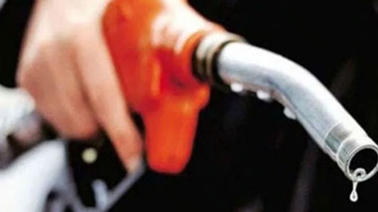 ರಸ್ತೆಯಲ್ಲಿ ಹರಿಯಿತು ಪೆಟ್ರೋಲ್ ಹೊಳೆ : ಮುಗಿಬಿದ್ದ ಗ್ರಾಮಸ್ಥರು ರಸ್ತೆಯಲ್ಲಿ ಹರಿಯಿತು ಪೆಟ್ರೋಲ್ ಹೊಳೆ : ಮುಗಿಬಿದ್ದ ಗ್ರಾಮಸ್ಥರು