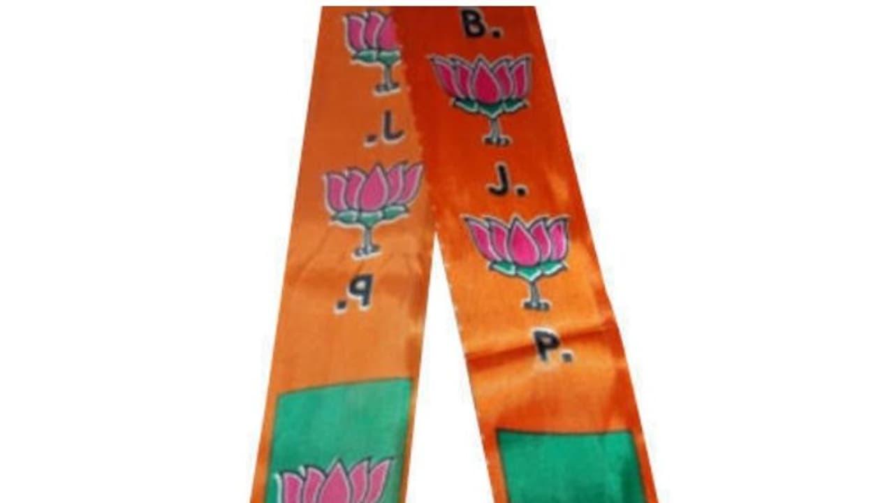 മുസ്ലീം പെണ്കുട്ടിയെ ബിജെപി സ്കാര്ഫ് ധരിക്കാന് നിര്ബന്ധിച്ചു; രണ്ട് വിദ്യാര്ഥികളെ കോളേജില് നിന്നും പുറത്താക്കി മുസ്ലീം പെണ്കുട്ടിയെ ബിജെപി സ്കാര്ഫ് ധരിക്കാന് നിര്ബന്ധിച്ചു; രണ്ട് വിദ്യാര്ഥികളെ കോളേജില് നിന്നും പുറത്താക്കി