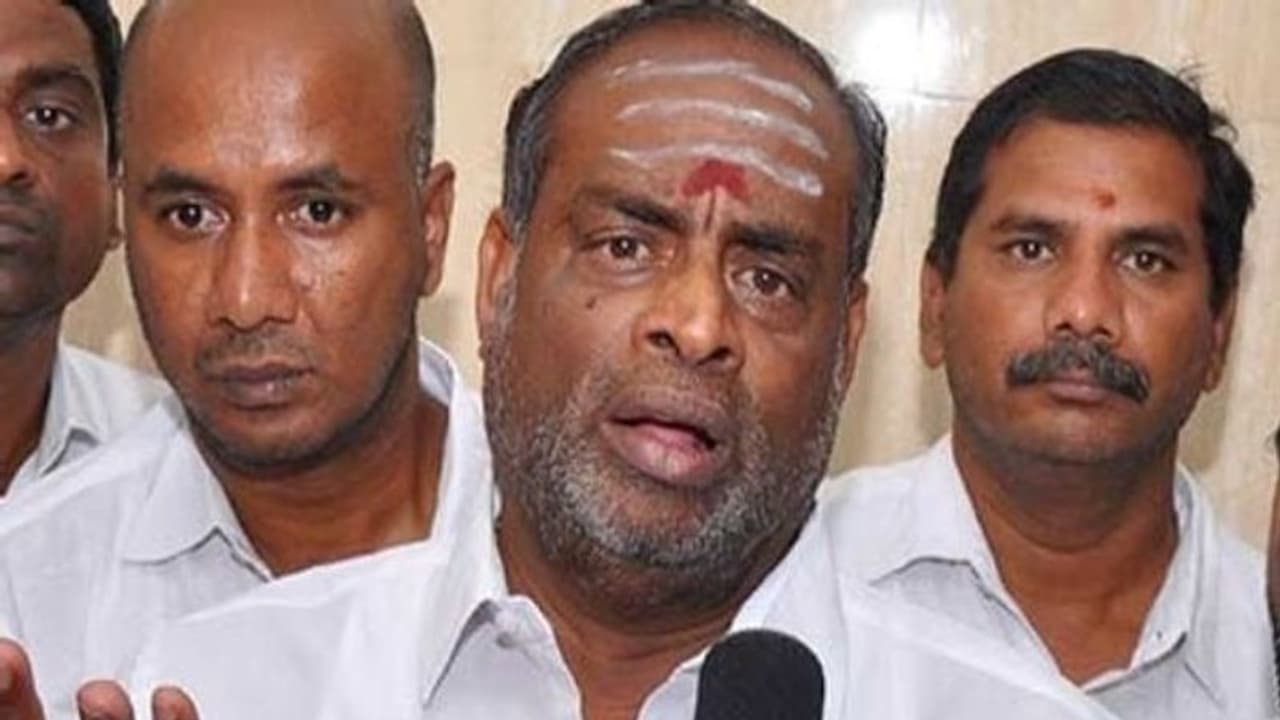 கனிமொழிக்கு ஜால்ரா அடித்த எம்.பி. நவநீத கிருஷ்ணன் அதிரடி நீக்கம்… பட்டாசு கிளப்பிய ஈபிஎஸ் ஒபிஎஸ்!! கனிமொழிக்கு ஜால்ரா அடித்த எம்.பி. நவநீத கிருஷ்ணன் அதிரடி நீக்கம்… பட்டாசு கிளப்பிய ஈபிஎஸ் ஒபிஎஸ்!!