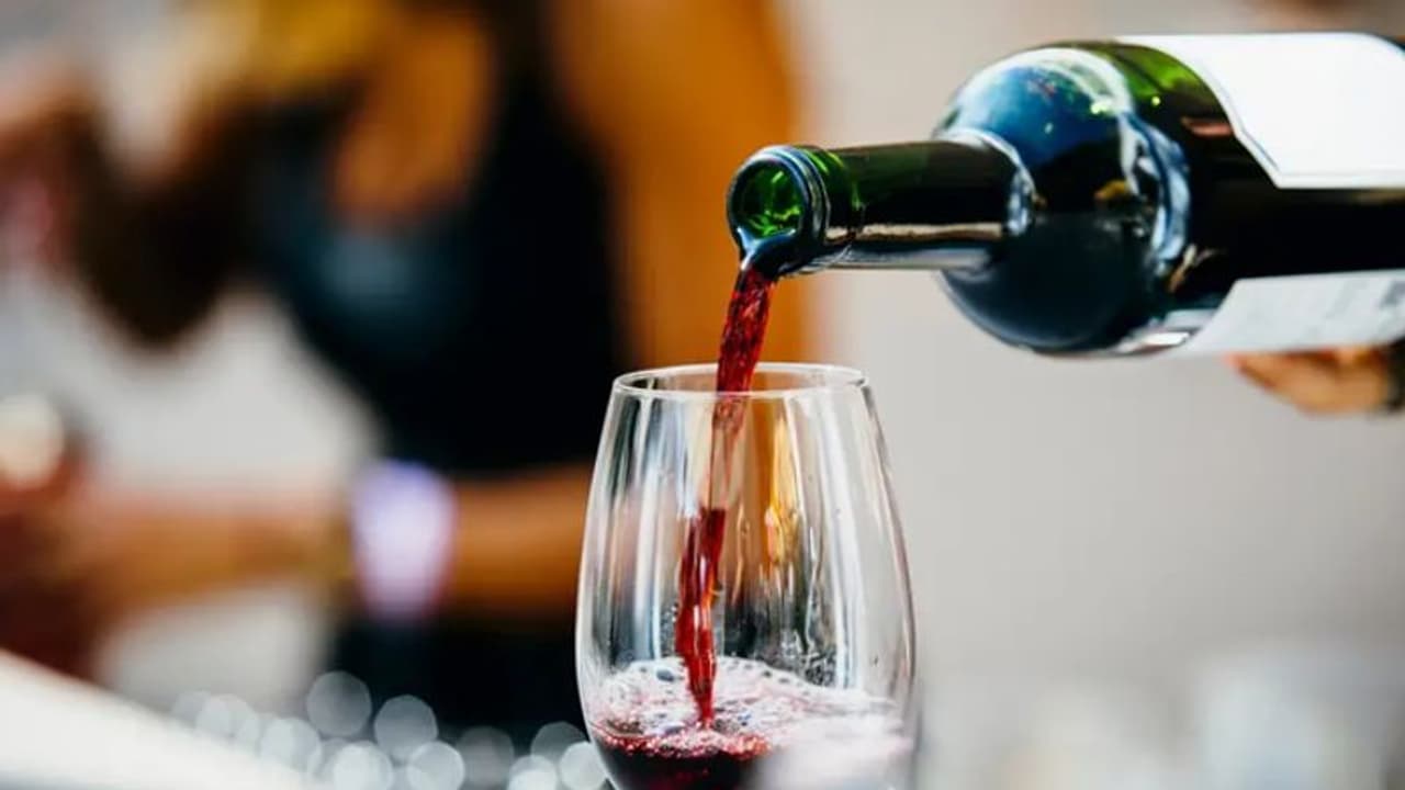 ട്രെയിനില് ഒളിപ്പിച്ച് കടത്തുകയായിരുന്ന 27 കുപ്പി മാഹി മദ്യം പിടികൂടി ട്രെയിനില് ഒളിപ്പിച്ച് കടത്തുകയായിരുന്ന 27 കുപ്പി മാഹി മദ്യം പിടികൂടി