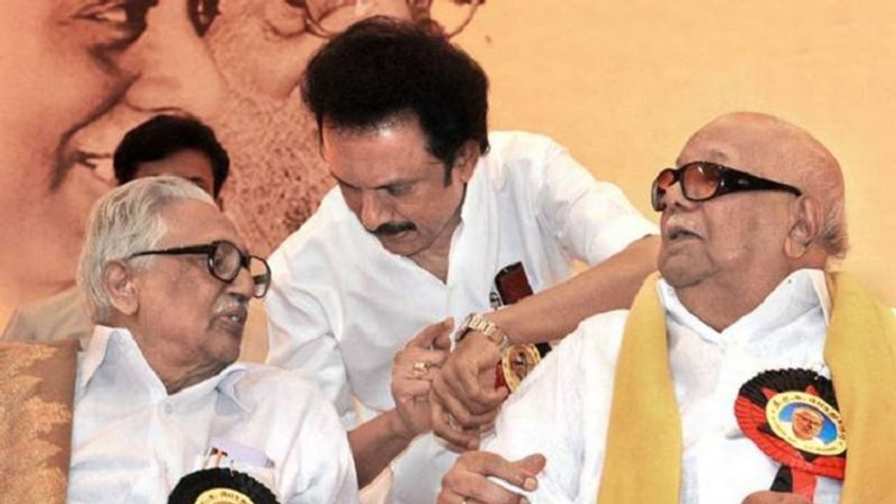 மூக்கில் டியூப்... வீல்சேர்... வாக்குச்சாவடியில் கருணாநிதியை நினைவுபடுத்திய க.அன்பழகனுக்கு என்னவாயிற்று..? மூக்கில் டியூப்... வீல்சேர்... வாக்குச்சாவடியில் கருணாநிதியை நினைவுபடுத்திய க.அன்பழகனுக்கு என்னவாயிற்று..?