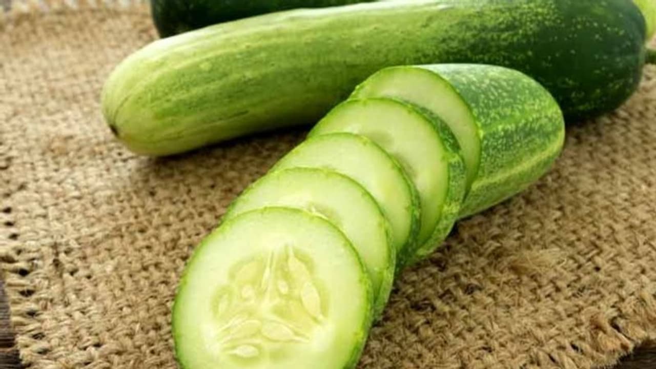 വേനല്ച്ചൂടില് വെള്ളരിക്ക കഴിച്ചാല്... വേനല്ച്ചൂടില് വെള്ളരിക്ക കഴിച്ചാല്...