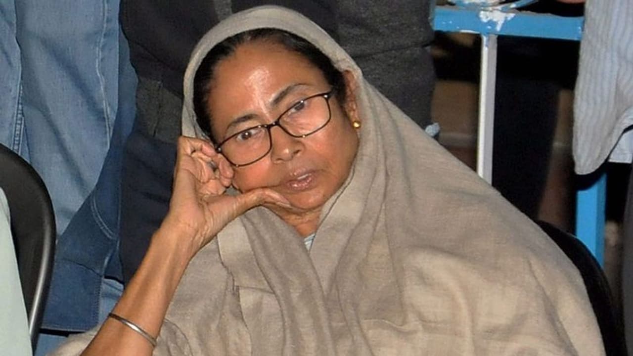 ममता को दिया चुनाव आयोग ने झटका, करीबी अफसरों को किया चुनाव से दूर ममता को दिया चुनाव आयोग ने झटका, करीबी अफसरों को किया चुनाव से दूर