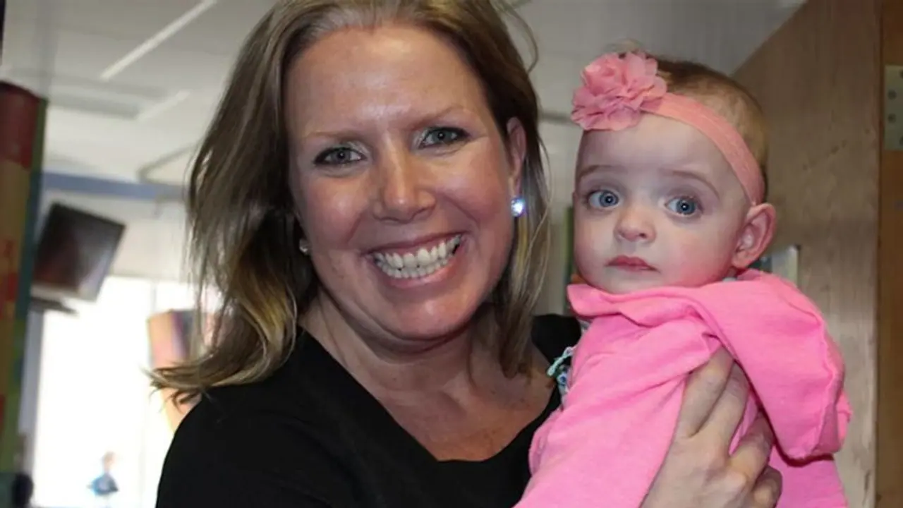 ഐസിയുവിൽ ഉപേക്ഷിച്ചിട്ട് പോയ കുഞ്ഞിനെ ദത്തെടുത്ത നഴ്സിന്റെ കഥ... ഐസിയുവിൽ ഉപേക്ഷിച്ചിട്ട് പോയ കുഞ്ഞിനെ ദത്തെടുത്ത നഴ്സിന്റെ കഥ...