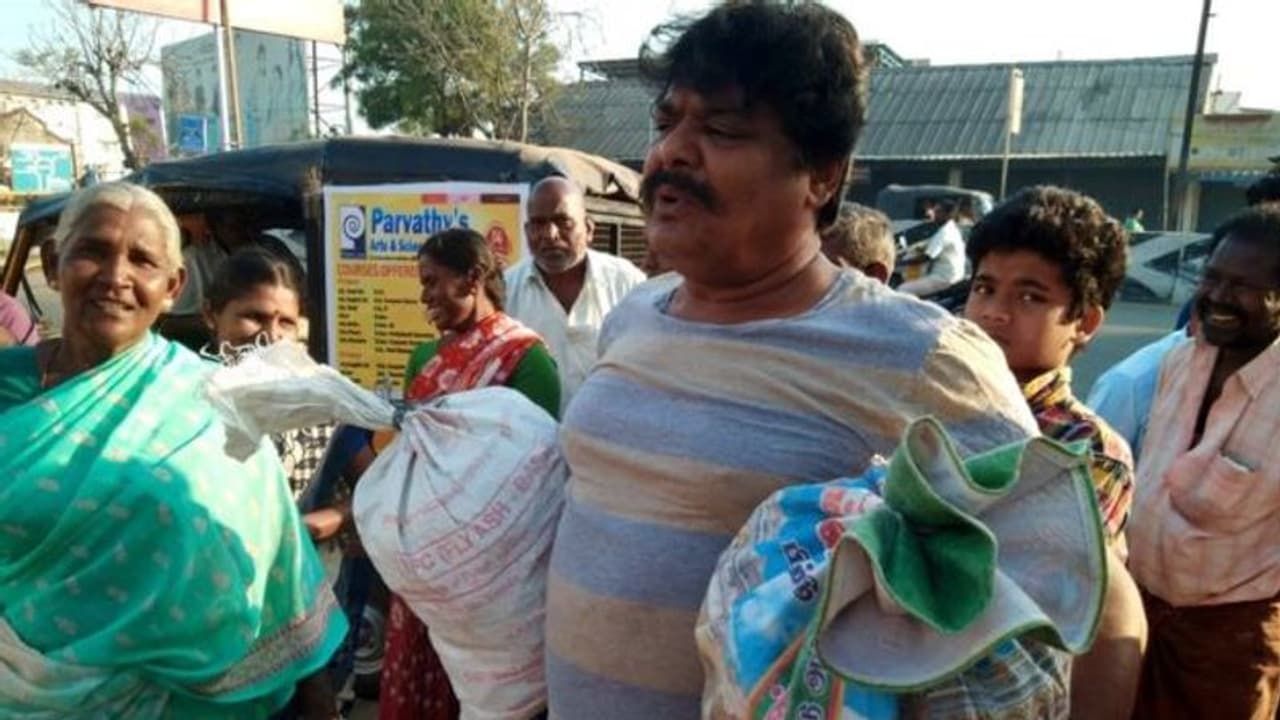 சீமானா..? அவரு வலது கையில் சாப்பிடுறாரு… இடது கையில்……???? தலையை சிலுப்பும் மன்சூர் அலிகான் சீமானா..? அவரு வலது கையில் சாப்பிடுறாரு… இடது கையில்……???? தலையை சிலுப்பும் மன்சூர் அலிகான்