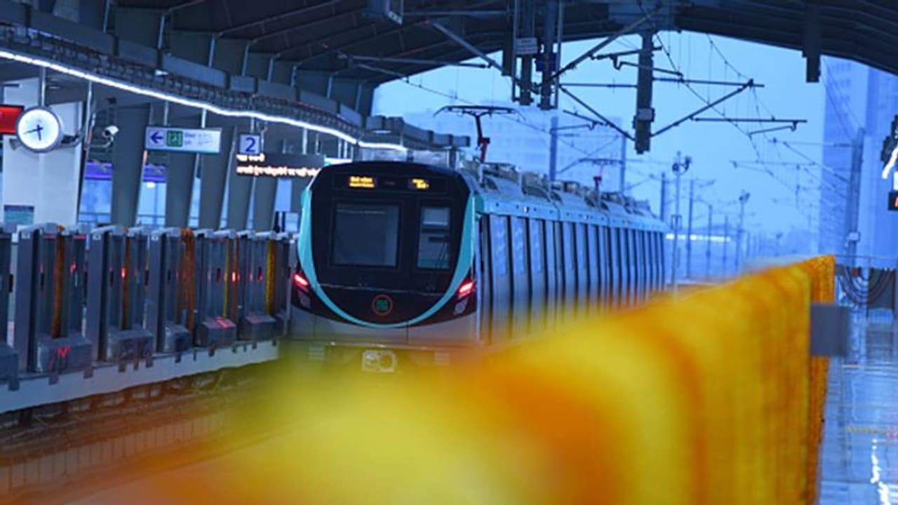 మెట్రో పిల్లర్ కి బీటలు.. ప్రయాణికుల్లో ఆందోళన మెట్రో పిల్లర్ కి బీటలు.. ప్రయాణికుల్లో ఆందోళన