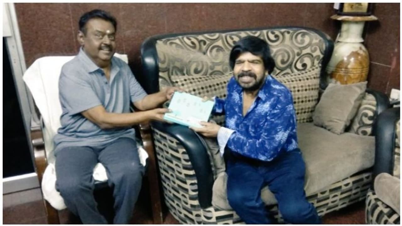 மகன் திருமண அழைப்பிதழ் கொடுத்த டி.ராஜேந்தர்! அப்போது நடந்த சுவாரஸ்யத்தை கூறிய விஜயகாந்த்! மகன் திருமண அழைப்பிதழ் கொடுத்த டி.ராஜேந்தர்! அப்போது நடந்த சுவாரஸ்யத்தை கூறிய விஜயகாந்த்!