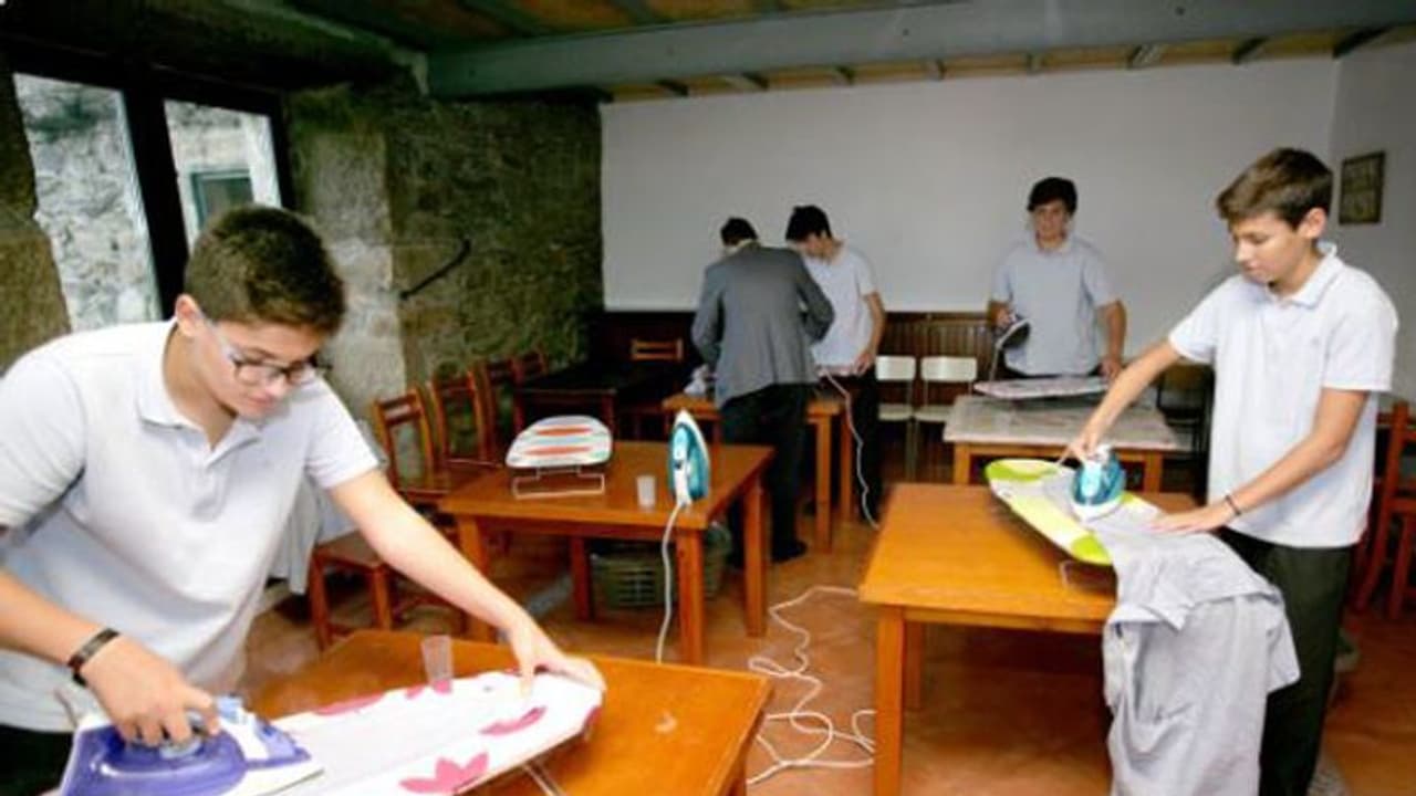 ആണ്കുട്ടികള്ക്കെന്താ വീട്ടിലെ ജോലികള് ചെയ്താല്? ആണ്കുട്ടികളെ അലക്കാനും, ഇസ്തിരിയിടാനും, പാചകം ചെയ്യാനും പഠിപ്പിക്കുന്ന ഒരു സ്കൂള് ആണ്കുട്ടികള്ക്കെന്താ വീട്ടിലെ ജോലികള് ചെയ്താല്? ആണ്കുട്ടികളെ അലക്കാനും, ഇസ്തിരിയിടാനും, പാചകം ചെയ്യാനും പഠിപ്പിക്കുന്ന ഒരു സ്കൂള്