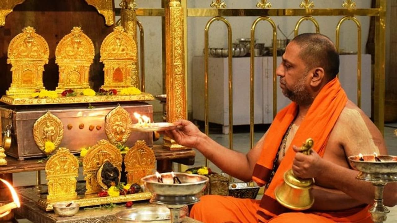 ಮಂತ್ರಾಲಯದ ಪೀಠಾಧಿಪತಿ ವಿರುದ್ಧ ದೂರು ದಾಖಲು ಮಂತ್ರಾಲಯದ ಪೀಠಾಧಿಪತಿ ವಿರುದ್ಧ ದೂರು ದಾಖಲು