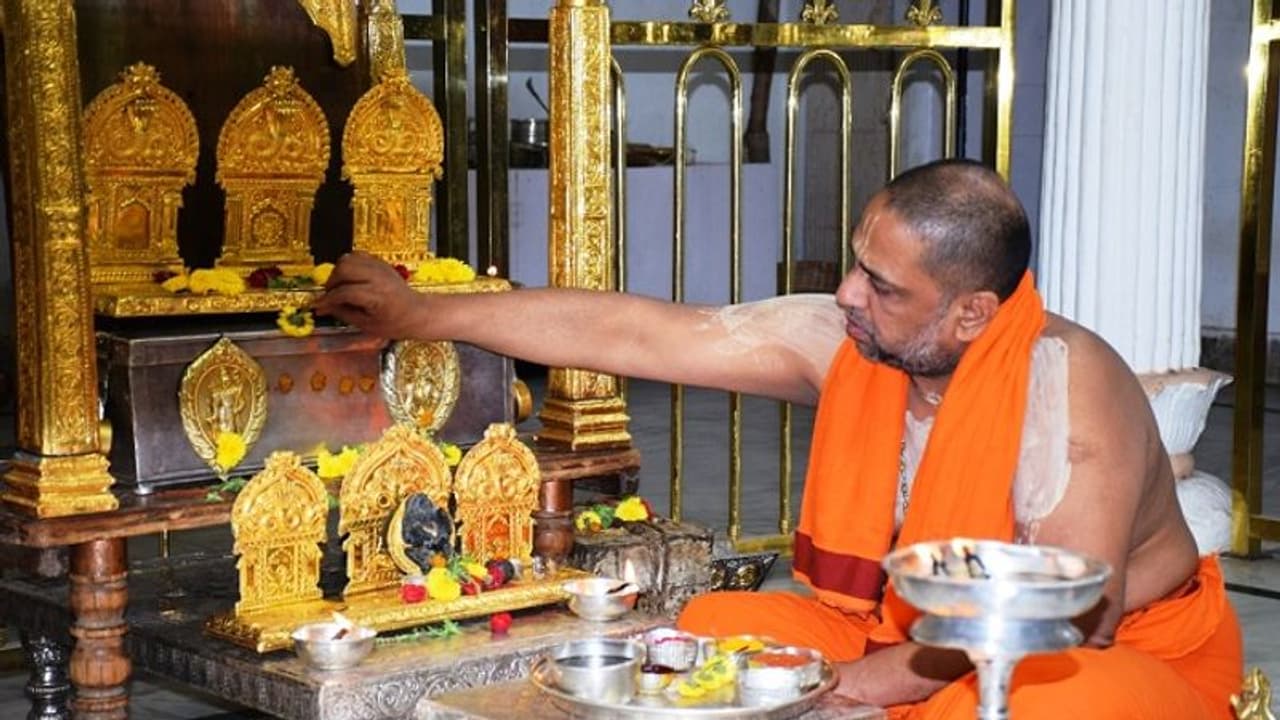 ಸೂರ್ಯಗ್ರಹಣ: ಮಂತ್ರಾಲಯದ ರಾಯರ ಮಠದಲ್ಲಿ ವಿಶೇಷ ಹೋಮ ಸೂರ್ಯಗ್ರಹಣ: ಮಂತ್ರಾಲಯದ ರಾಯರ ಮಠದಲ್ಲಿ ವಿಶೇಷ ಹೋಮ