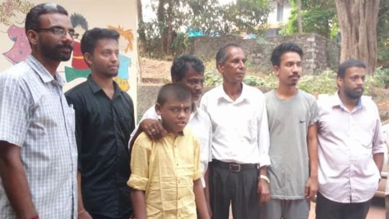 വീട്ടുകാര് തേടിയെത്തി; ആനന്ദകണ്ണീര് പൊഴിച്ച് ഗുണു ആസാമിലേക്ക് മടങ്ങി വീട്ടുകാര് തേടിയെത്തി; ആനന്ദകണ്ണീര് പൊഴിച്ച് ഗുണു ആസാമിലേക്ക് മടങ്ങി