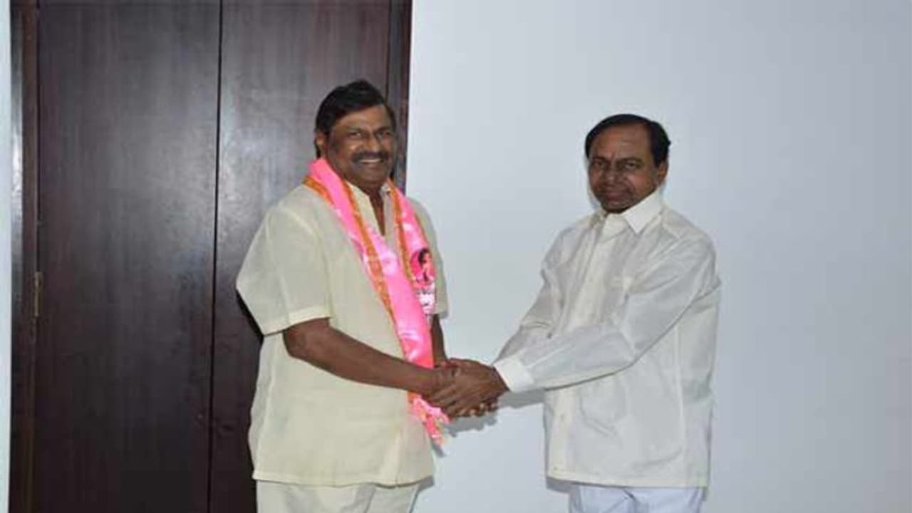 టీడీపీకి షాక్: టీఆర్ఎస్ లో చేరిన మాజీమంత్రి మండవ టీడీపీకి షాక్: టీఆర్ఎస్ లో చేరిన మాజీమంత్రి మండవ