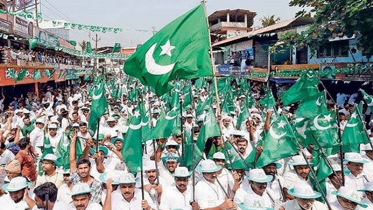 ರಾಹುಲ್ ರ್ಯಾಲಿಯಲ್ಲಿ ಪಾಕ್ ಧ್ವಜ ಎಂದ ನಟಿ: ಸುಮ್ನಿರಮ್ಮ ಎಂದ ಬಿಜೆಪಿ ಬೆಂಬಲಿಗ! ರಾಹುಲ್ ರ್ಯಾಲಿಯಲ್ಲಿ ಪಾಕ್ ಧ್ವಜ ಎಂದ ನಟಿ: ಸುಮ್ನಿರಮ್ಮ ಎಂದ ಬಿಜೆಪಿ ಬೆಂಬಲಿಗ!