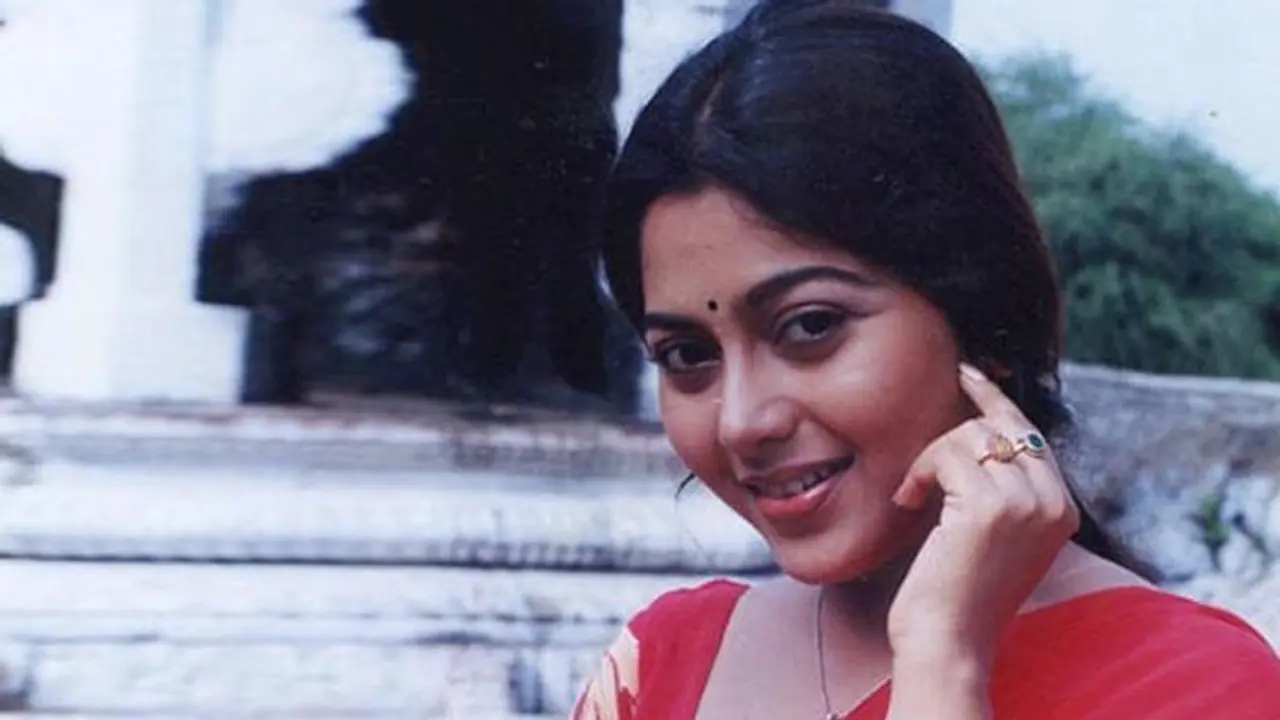 ஆசை பட நடிகை சுவலக்ஷ்மியா இது? வைரலாகும் கணவருடன் இருக்கும் புகைப்படம்!