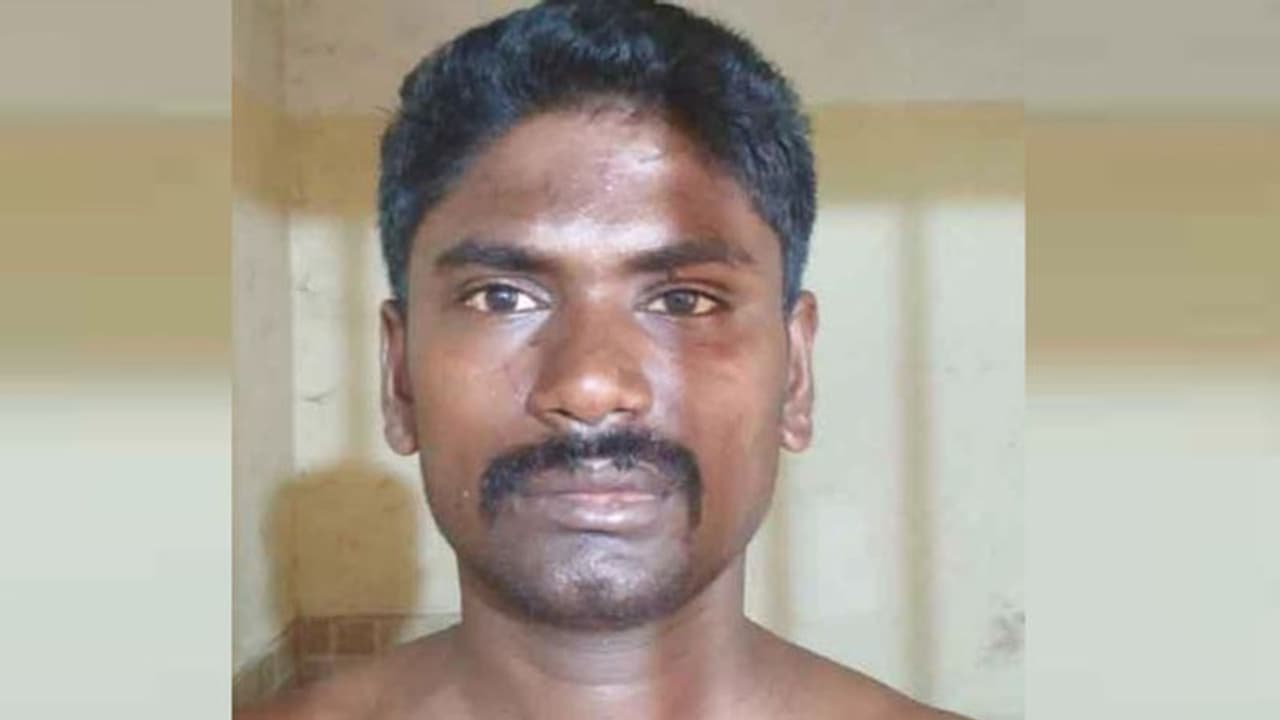 ഓടിളക്കി മുറിക്കുള്ളില് കയറി പീഡന ശ്രമം; യുവാവ് പിടിയില് ഓടിളക്കി മുറിക്കുള്ളില് കയറി പീഡന ശ്രമം; യുവാവ് പിടിയില്