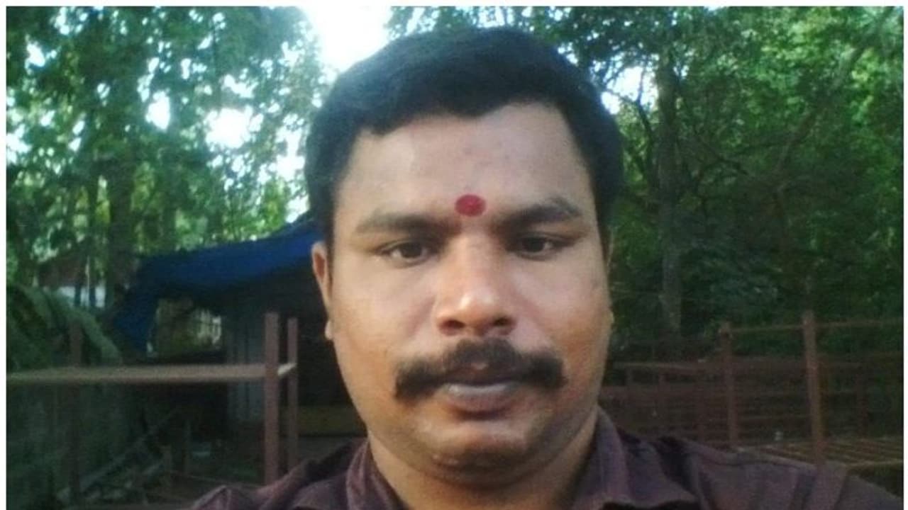 തിരുവനന്തപുരം വക്കത്ത് യുവാവിനെ തലയ്ക്കടിച്ച് കൊലപ്പെടുത്തി തിരുവനന്തപുരം വക്കത്ത് യുവാവിനെ തലയ്ക്കടിച്ച് കൊലപ്പെടുത്തി