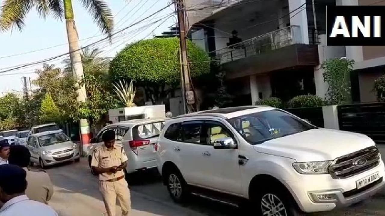 ಸಿಎಂ ‘ಪರಮಾಪ್ತ’ಮನೆ ಮೇಲೆ ಐಟಿ ರೇಡ್: ಹವಾಲಾ ಕೋಲಾಹಲ! ಸಿಎಂ ‘ಪರಮಾಪ್ತ’ಮನೆ ಮೇಲೆ ಐಟಿ ರೇಡ್: ಹವಾಲಾ ಕೋಲಾಹಲ!