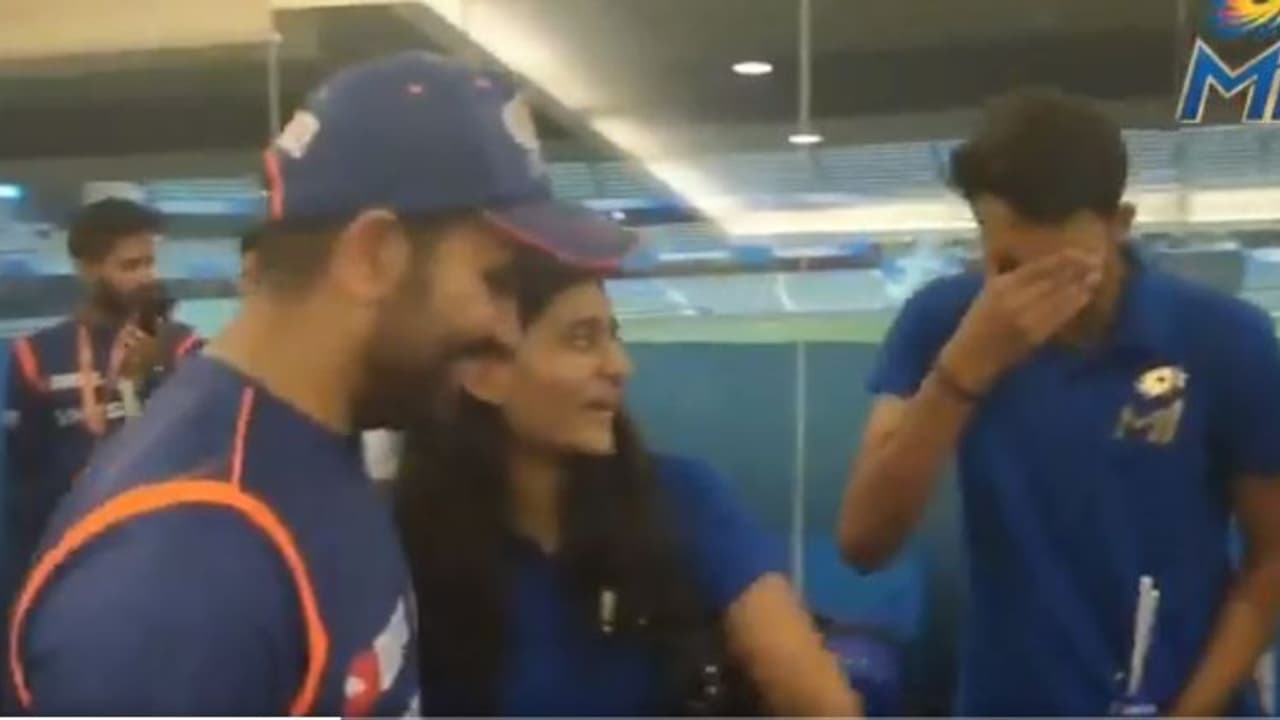 IPL 2019: ರೋಹಿತ್ ಶರ್ಮಾ ಭೇಟಿ ಮಾಡಿದ ಗಳಗಳನೆ ಅತ್ತ ಅಭಿಮಾನಿ! IPL 2019: ರೋಹಿತ್ ಶರ್ಮಾ ಭೇಟಿ ಮಾಡಿದ ಗಳಗಳನೆ ಅತ್ತ ಅಭಿಮಾನಿ!