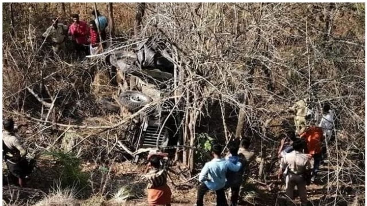 രാമക്കല്മേട്ടില് ഓഫ് റോഡ് സവാരിക്കിടെ ജീപ്പ് 300 അടി താഴേക്ക് മറിഞ്ഞു; ഒരു വിദ്യാര്ത്ഥി മരിച്ചു രാമക്കല്മേട്ടില് ഓഫ് റോഡ് സവാരിക്കിടെ ജീപ്പ് 300 അടി താഴേക്ക് മറിഞ്ഞു; ഒരു വിദ്യാര്ത്ഥി മരിച്ചു