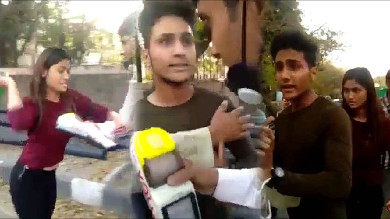 दिल्ली में ट्रैफिक पुलिस से बदसलूकी करने वाले युवक युवती गिरफ्तार