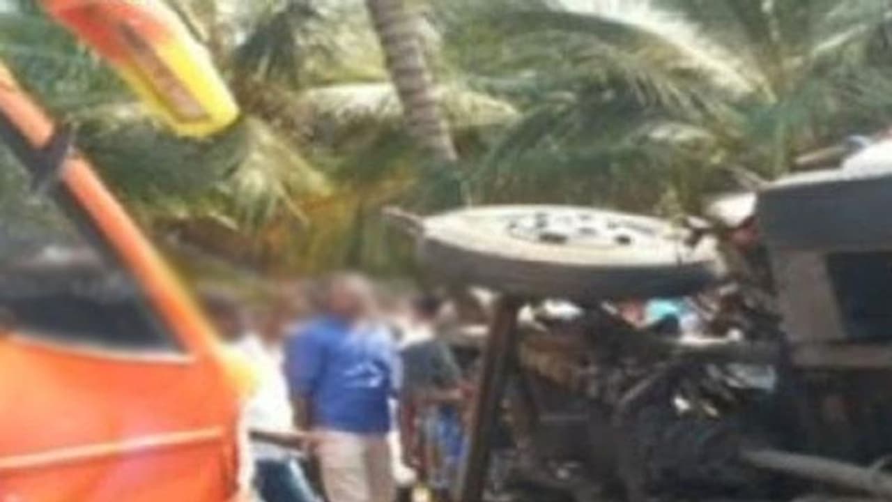 தனியார் பேருந்தும் வேனும் நேருக்கு நேர் மோதல்... 5 பேர் சம்பவ இடத்திலேயே உயிரிழப்பு..! தனியார் பேருந்தும் வேனும் நேருக்கு நேர் மோதல்... 5 பேர் சம்பவ இடத்திலேயே உயிரிழப்பு..!