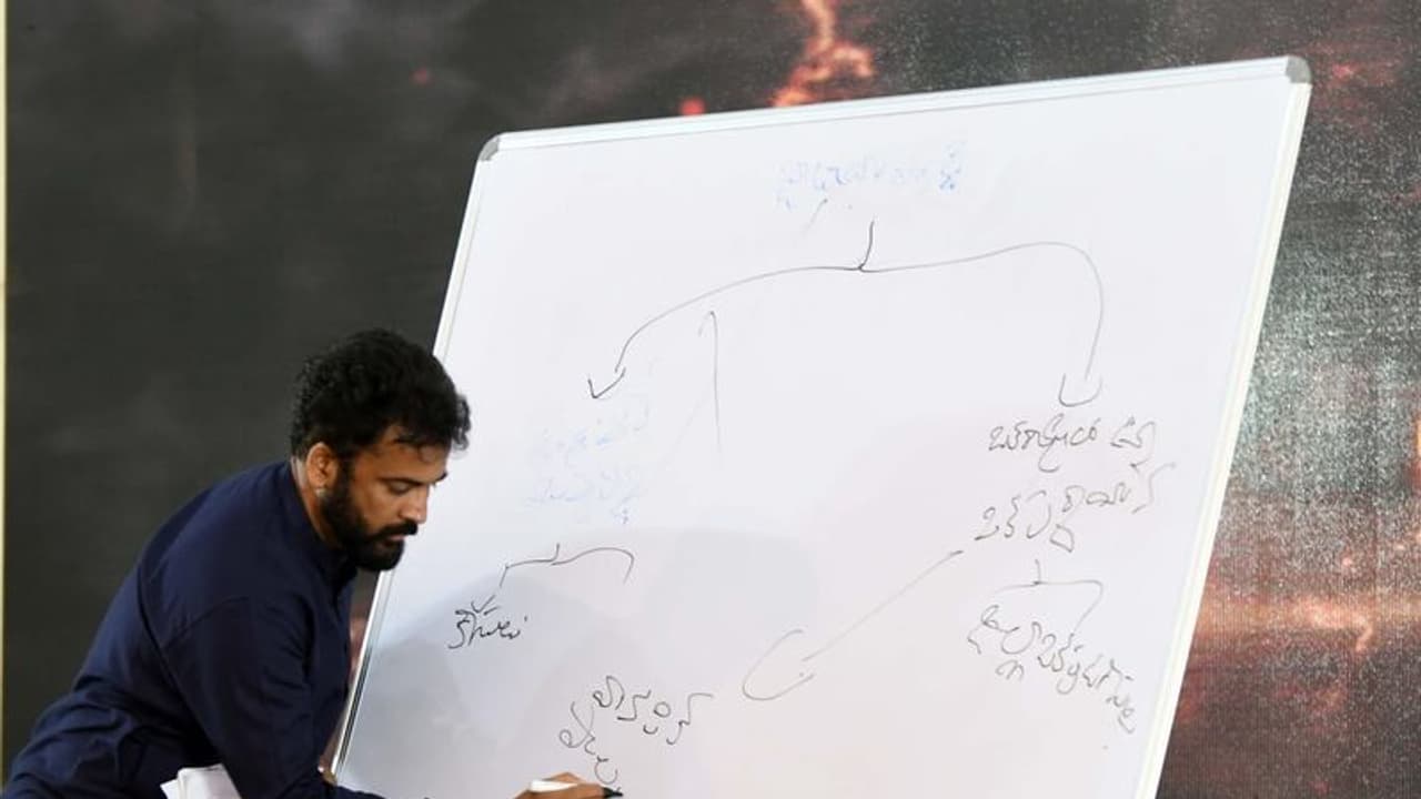 టీడీపీ గెలవకపోతే అమరావతి నుండి రాజధాని తరలింపు: శివాజీ సంచలనం టీడీపీ గెలవకపోతే అమరావతి నుండి రాజధాని తరలింపు: శివాజీ సంచలనం