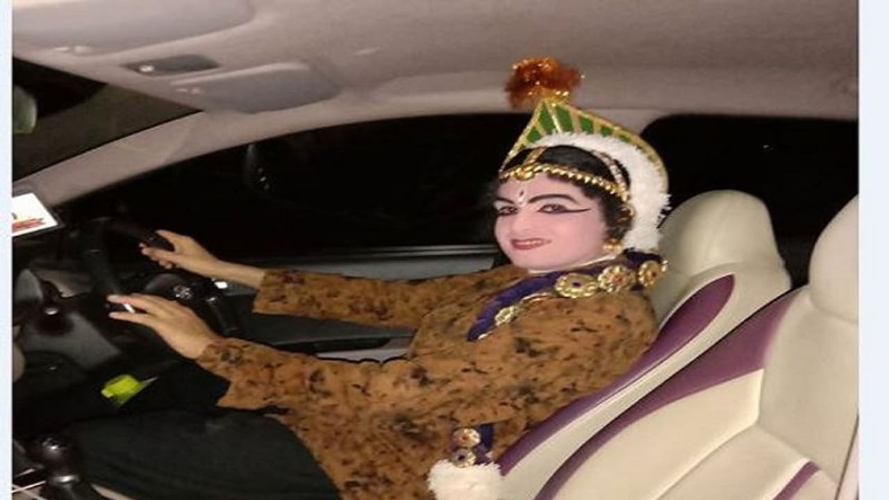 ಡ್ರೈವರ್ ಸೀಟ್ನಲ್ಲಿ ದೇವತೆ ಕಂಡ ಚುನಾವಣಾಧಿಕಾರಿಗಳು! ಡ್ರೈವರ್ ಸೀಟ್ನಲ್ಲಿ ದೇವತೆ ಕಂಡ ಚುನಾವಣಾಧಿಕಾರಿಗಳು!