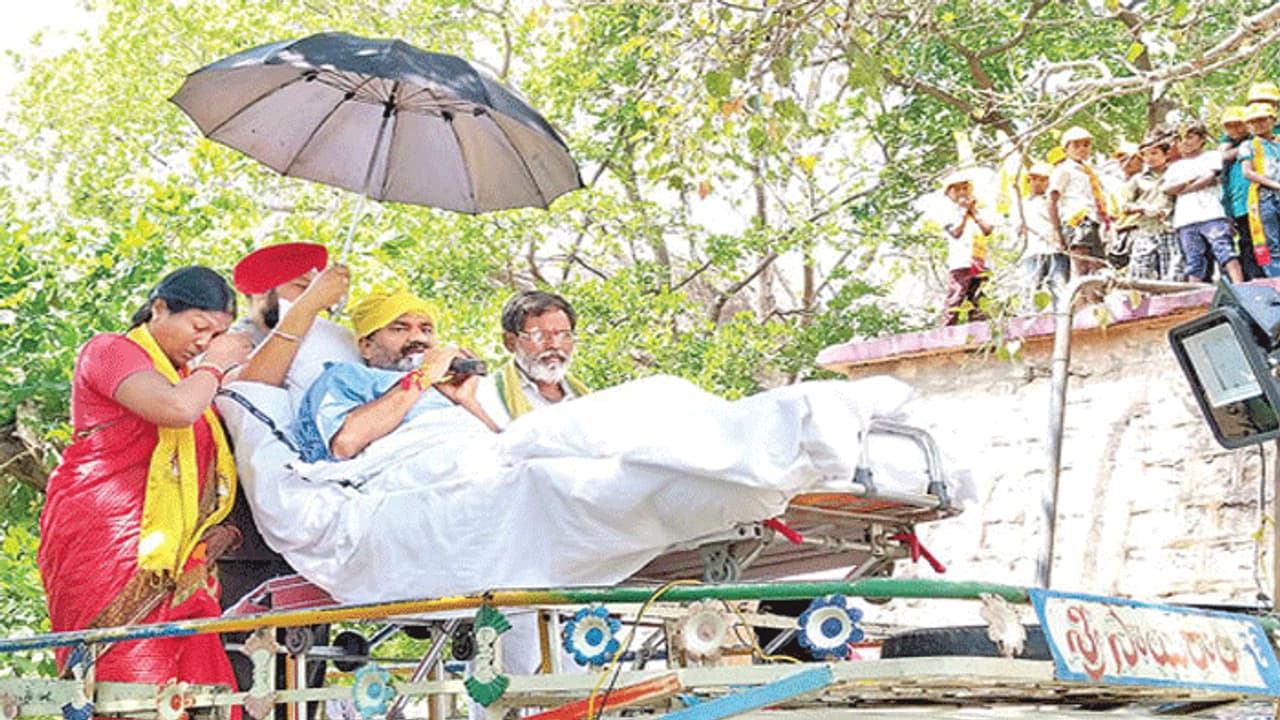 స్ట్రెచర్పై పడుకుని ఎన్నికల ప్రచారం స్ట్రెచర్పై పడుకుని ఎన్నికల ప్రచారం