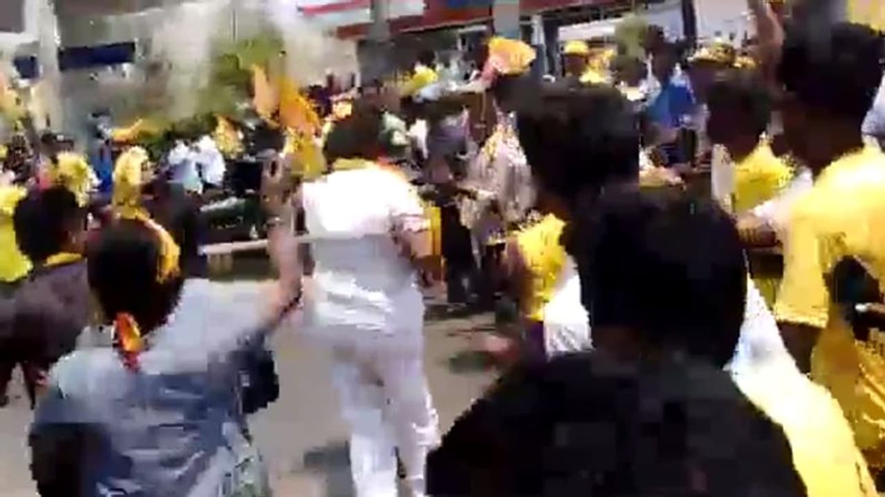 பிரச்சாரத்தின்போது செல்ஃபி எடுத்தவரை விரட்டி விரட்டி வெளுத்த பிரபல நடிகர்..! பிரச்சாரத்தின்போது செல்ஃபி எடுத்தவரை விரட்டி விரட்டி வெளுத்த பிரபல நடிகர்..!