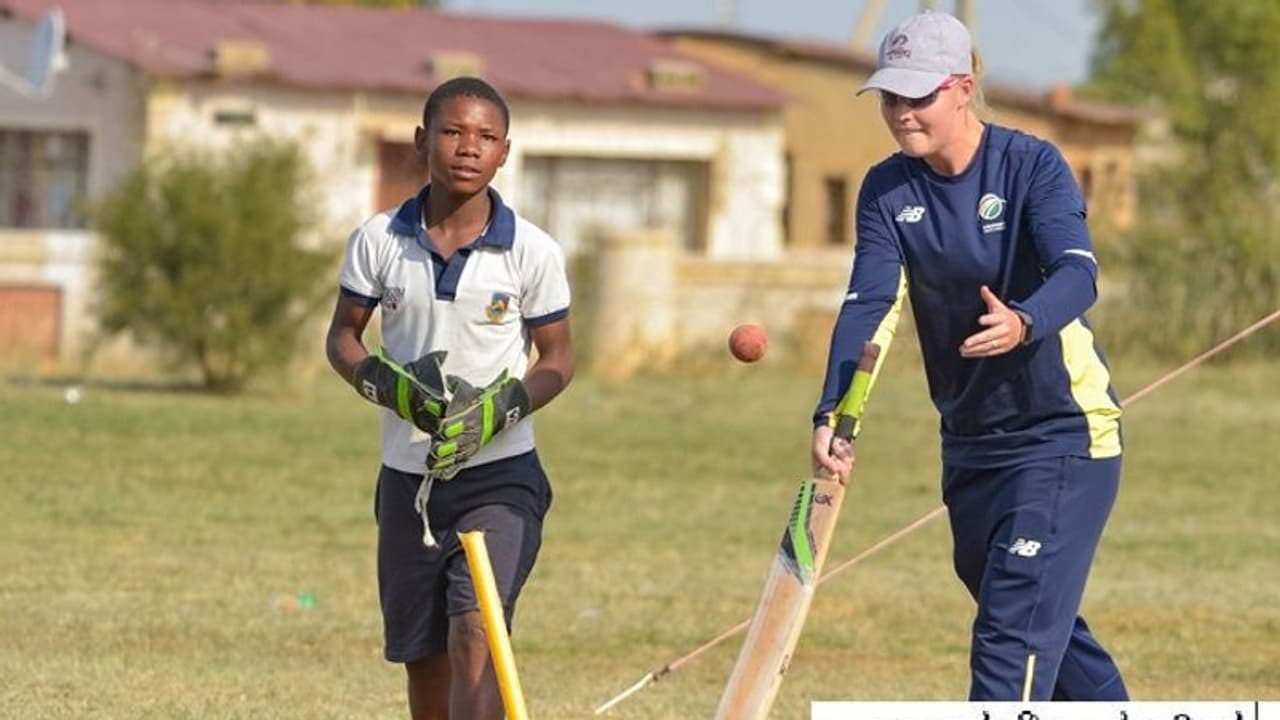 ರಸ್ತೆ ಅಪಘಾತ: ಸೌತ್ ಆಫ್ರಿಕಾ ಮಹಿಳಾ ಕ್ರಿಕೆಟ್ ಆಟಗಾರ್ತಿ ಹಾಗೂ ಮಗು ಸಾವು! ರಸ್ತೆ ಅಪಘಾತ: ಸೌತ್ ಆಫ್ರಿಕಾ ಮಹಿಳಾ ಕ್ರಿಕೆಟ್ ಆಟಗಾರ್ತಿ ಹಾಗೂ ಮಗು ಸಾವು!