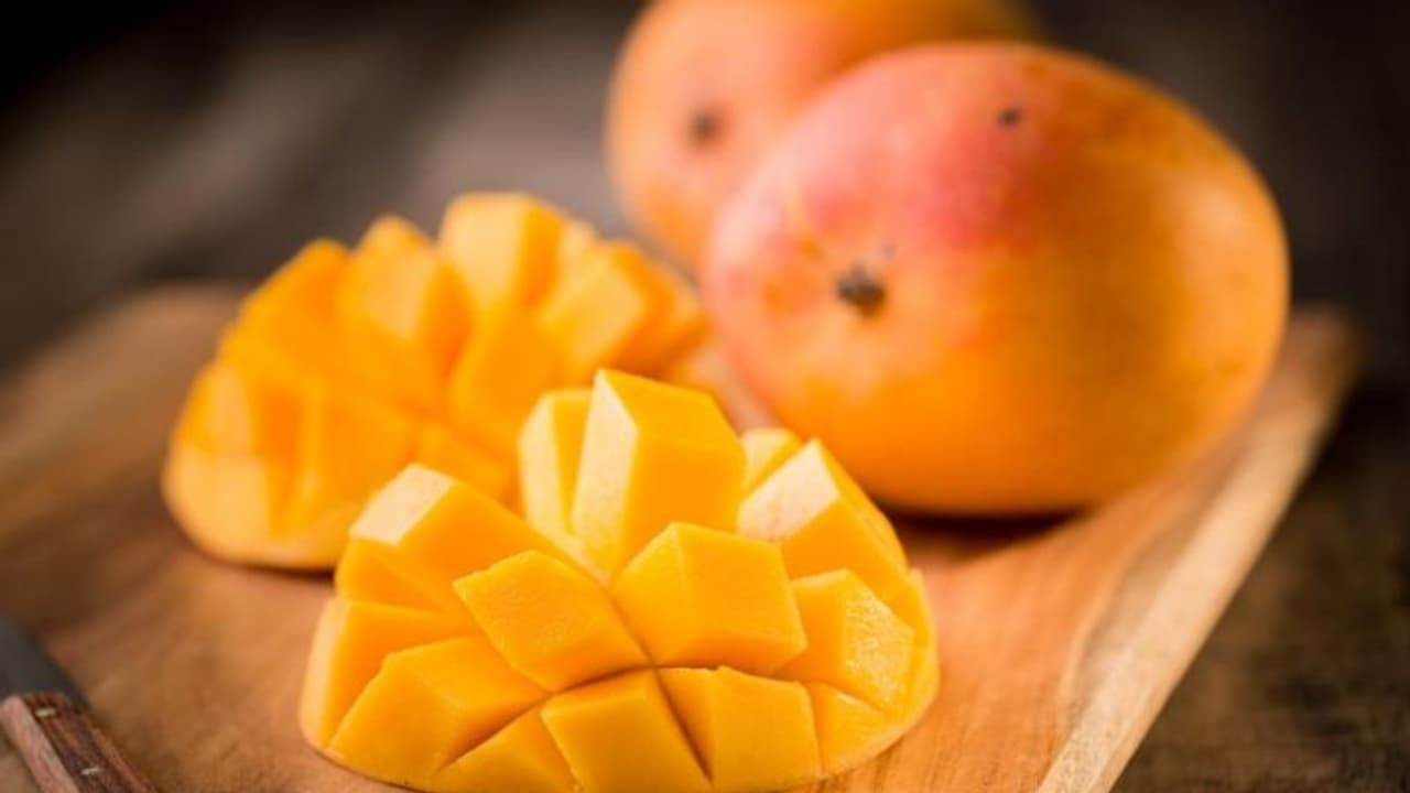 12 മാമ്പഴത്തിന് 1.2 ലക്ഷം രൂപ; തുളസിക്ക് ഓണ്ലൈന് ക്ലാസിന് സ്മാര്ട്ട് ഫോണായി... 12 മാമ്പഴത്തിന് 1.2 ലക്ഷം രൂപ; തുളസിക്ക് ഓണ്ലൈന് ക്ലാസിന് സ്മാര്ട്ട് ഫോണായി...