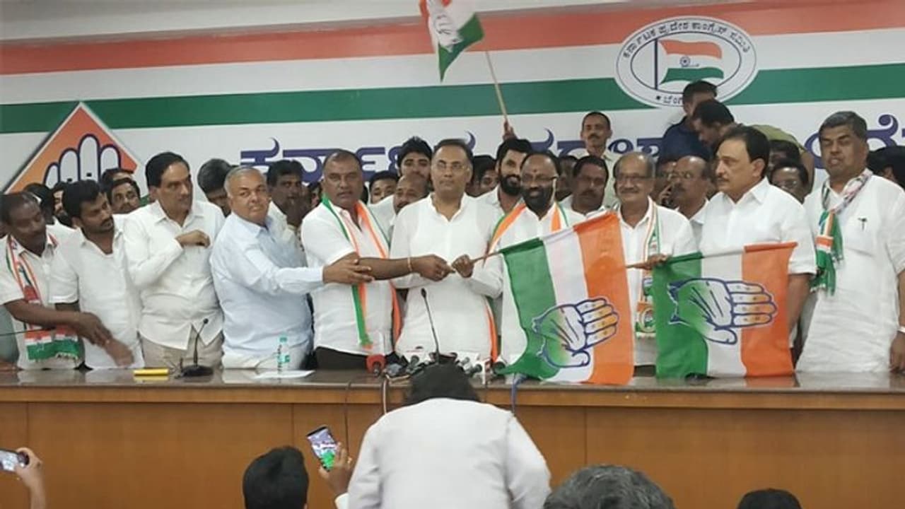 ಅಸಮಾಧಾನದ ಹೊಗೆಯಲ್ಲಿ ಬಿಜೆಪಿ ತೊರೆದು ಕಾಂಗ್ರೆಸ್ ಸೇರಿದ ವಿ.ಸೋಮಣ್ಣ ಬೆಂಬಲಿಗ ಅಸಮಾಧಾನದ ಹೊಗೆಯಲ್ಲಿ ಬಿಜೆಪಿ ತೊರೆದು ಕಾಂಗ್ರೆಸ್ ಸೇರಿದ ವಿ.ಸೋಮಣ್ಣ ಬೆಂಬಲಿಗ