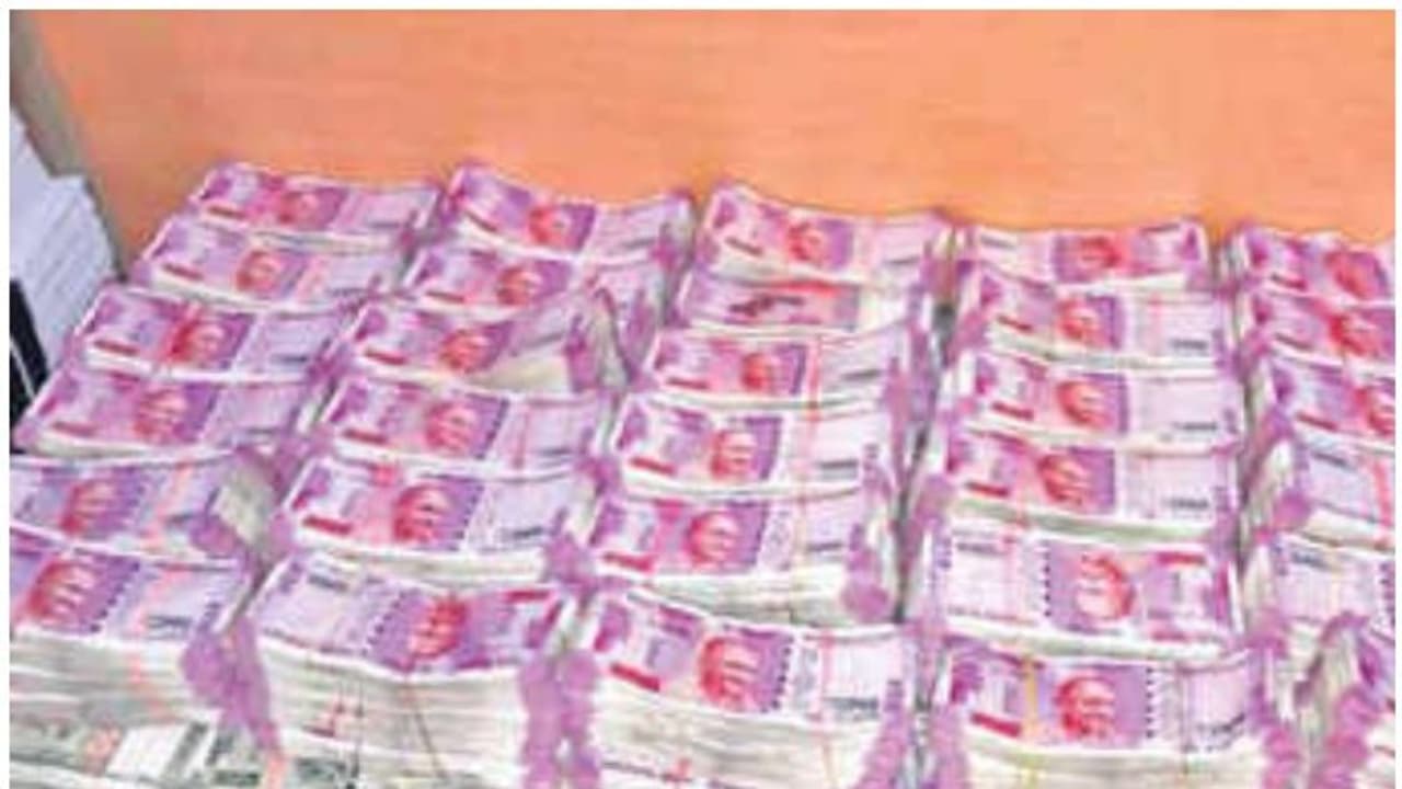 കോഴിക്കോട് ട്രെയിനില്‍ കടത്തുകയായിരുന്ന 36 ലക്ഷം രൂപയുടെ കുഴല്‍പ്പണം പിടികൂടി