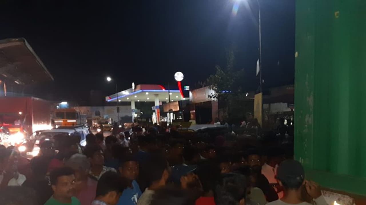 கோவை அருகே பிடிபட்ட கண்ட்டெய்னர்…. திறக்கச் சொல்லை போராடிய பொது மக்கள் மீது போலீஸ் தடியடி !! லாரிக்குள் என்ன இருந்தது ? கோவை அருகே பிடிபட்ட கண்ட்டெய்னர்…. திறக்கச் சொல்லை போராடிய பொது மக்கள் மீது போலீஸ் தடியடி !! லாரிக்குள் என்ன இருந்தது ?