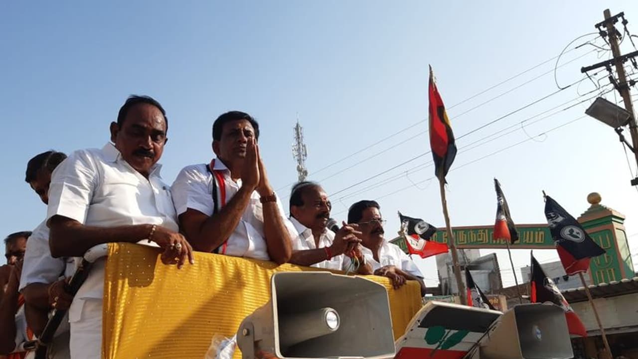 பொதுமக்களை நெகிழவைத்த ஈரோடு அதிமுக வேட்பாளர் வெங்கு மணிமாறன்!! பிரசாரத்தில் நடந்த சுவாரஷ்ய சம்பவம்... பொதுமக்களை நெகிழவைத்த ஈரோடு அதிமுக வேட்பாளர் வெங்கு மணிமாறன்!! பிரசாரத்தில் நடந்த சுவாரஷ்ய சம்பவம்...