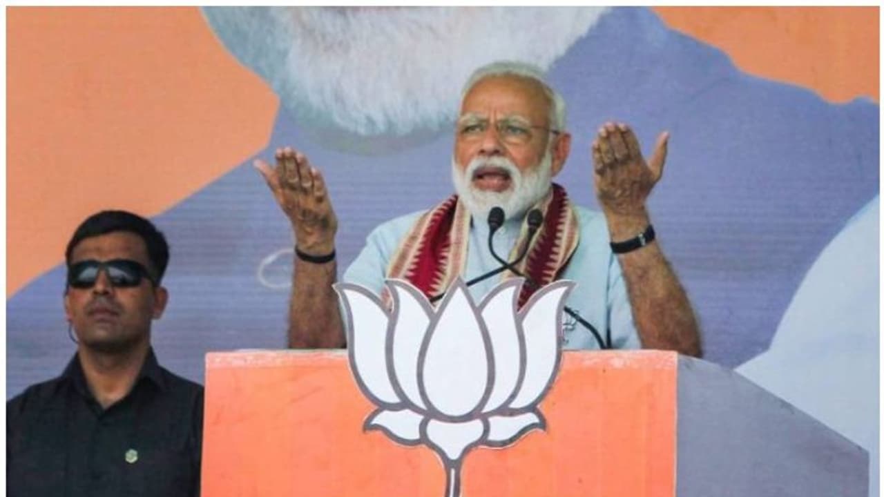 'ಕತ್ತೆಗಳ ಎದೆ ಮಾತ್ರ 56 ಇಂಚಿರುತ್ತದೆ. ಶ್ರಮಜೀವಿ ವ್ಯಕ್ತಿಗಳಿಗೆ 36 ಇಂಚು ಮಾತ್ರ' 'ಕತ್ತೆಗಳ ಎದೆ ಮಾತ್ರ 56 ಇಂಚಿರುತ್ತದೆ. ಶ್ರಮಜೀವಿ ವ್ಯಕ್ತಿಗಳಿಗೆ 36 ಇಂಚು ಮಾತ್ರ'