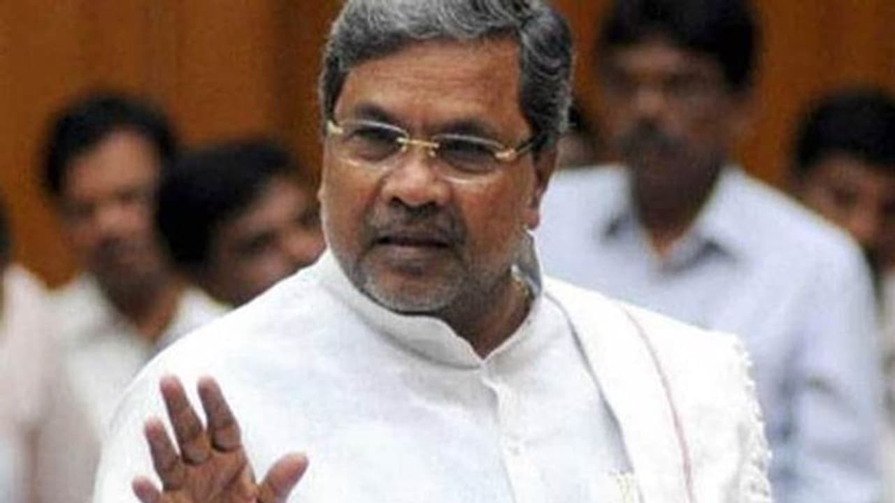 பாஜக தலைவர்கள் என்னை பார்த்து நாய் மாறி குரைக்கிறார்கள்... சர்ச்சையை கிளப்பிய சித்தராமையா கருத்து!! பாஜக தலைவர்கள் என்னை பார்த்து நாய் மாறி குரைக்கிறார்கள்... சர்ச்சையை கிளப்பிய சித்தராமையா கருத்து!!