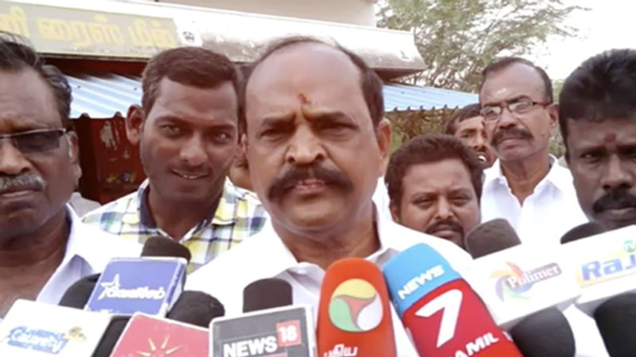 சாத்தான்குளம் சம்பவம்; அரசு யாரையும் காப்பாற்ற நினைக்கவில்லை.. கனிமொழிக்கு பதிலடி.. அமைச்சர் கடம்பூர்ராஜு..! சாத்தான்குளம் சம்பவம்; அரசு யாரையும் காப்பாற்ற நினைக்கவில்லை.. கனிமொழிக்கு பதிலடி.. அமைச்சர் கடம்பூர்ராஜு..!